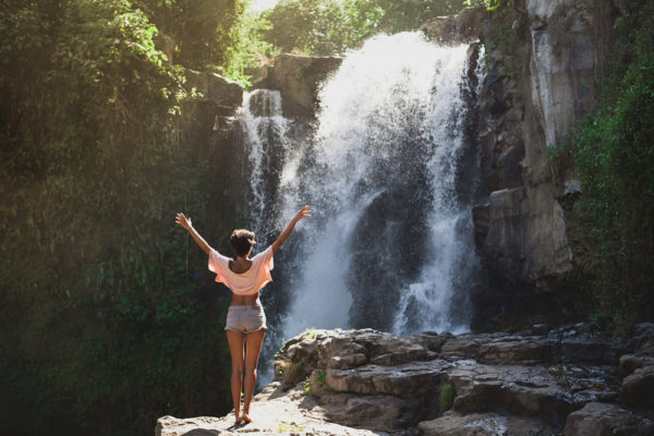 7 benefícios do banho de cachoeira para a saúde