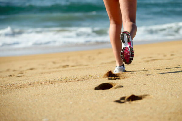 Na onda da praia: saiba porque correr na areia é bom para a saúde do corpo e da mente