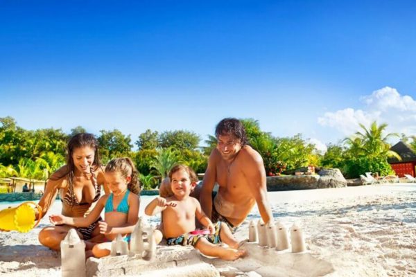 Vai viajar com as crianças? Conheça 5 dicas para curtir a praia com os pequenos em segurança