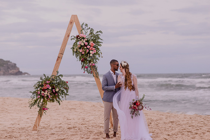 Quer casar na Praia do Rosa? Conheça a tendência do Elopement Wedding