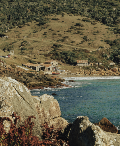O inverno chega à Praia do Rosa: venha desfrutar do clima da Serra na praia